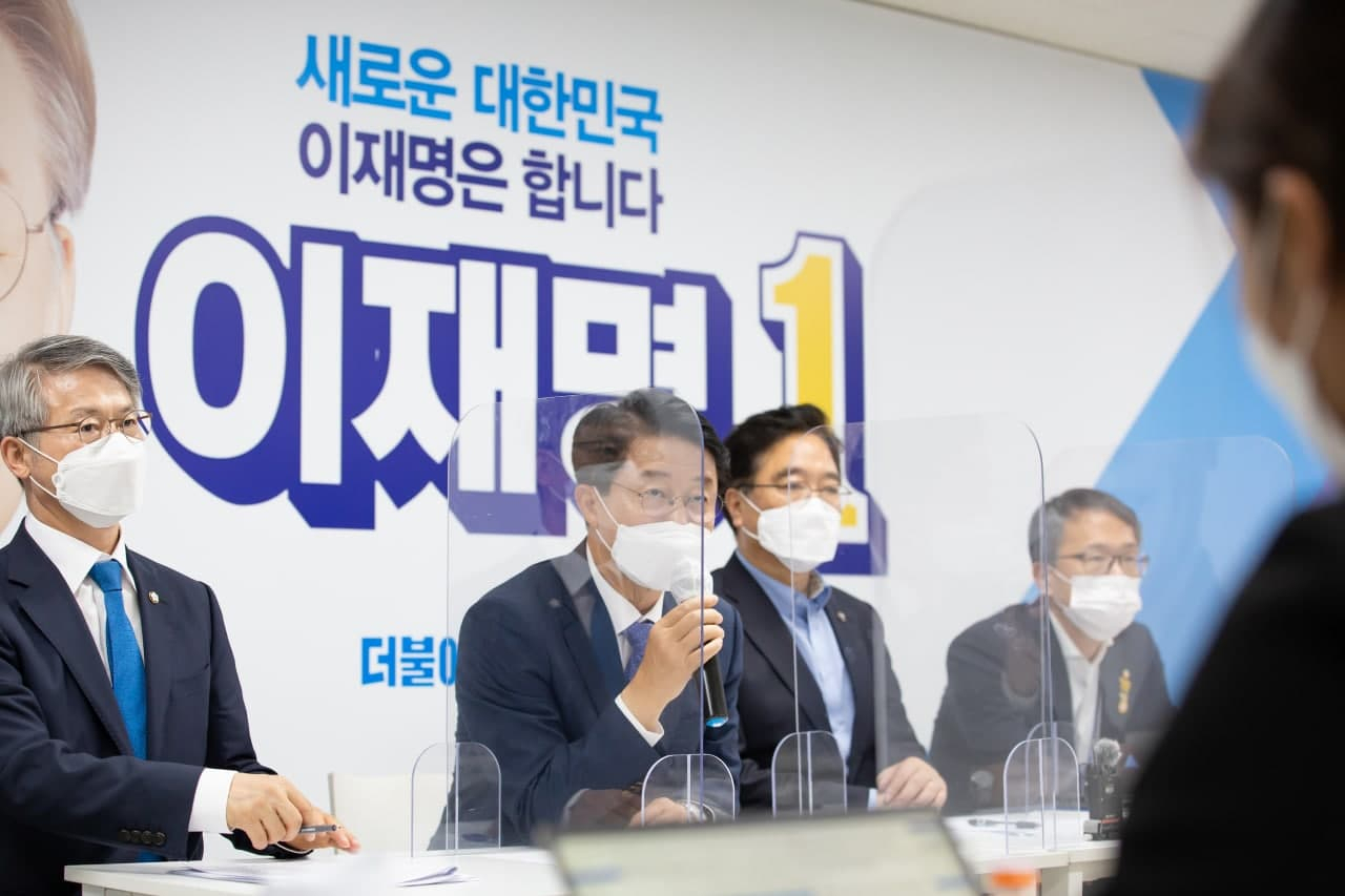25일 서울 여의도 이재명 더불어민주당 대선 경선후보 캠프에서 진행된 정례 기자간담회에 참석한 조정식 민주당 의원이 발언하고 있다. [캠프 제공]