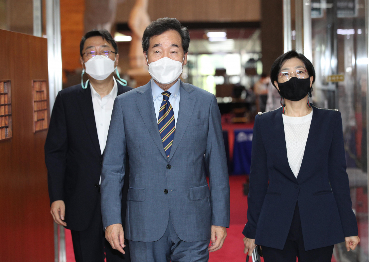 더불어민주당 이낙연 대선 경선 후보가 25일 오전 윤호중 원내대표에게 '위드(with) 코로나' 등 정책 제안을 하기 위해 원내대표실로 향하고 있다. [연합]