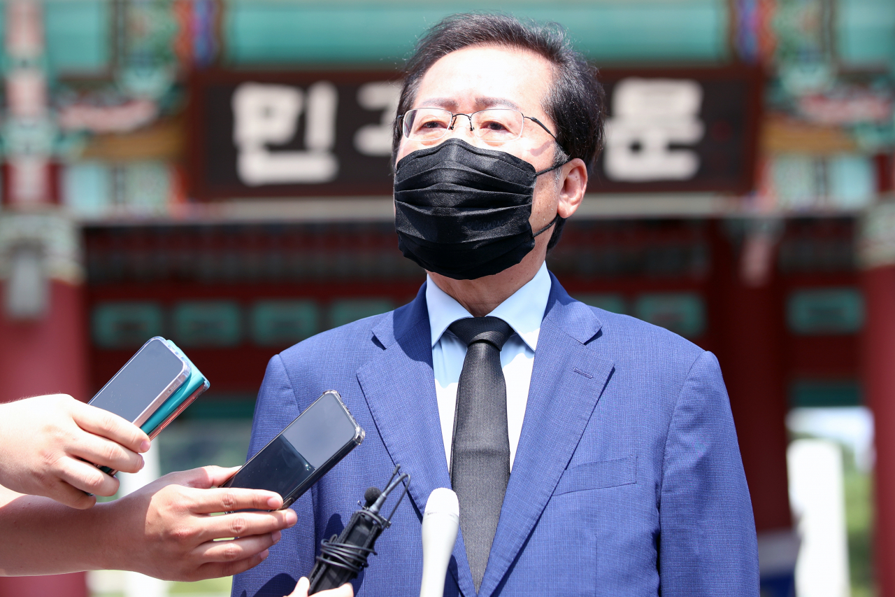 국민의힘 대권주자인 홍준표 의원이 지난 20일 광주 북구 운정동 국립 5·18 민주묘지를 참배한 뒤 취재진의 질문에 답하고 있다. [연합]