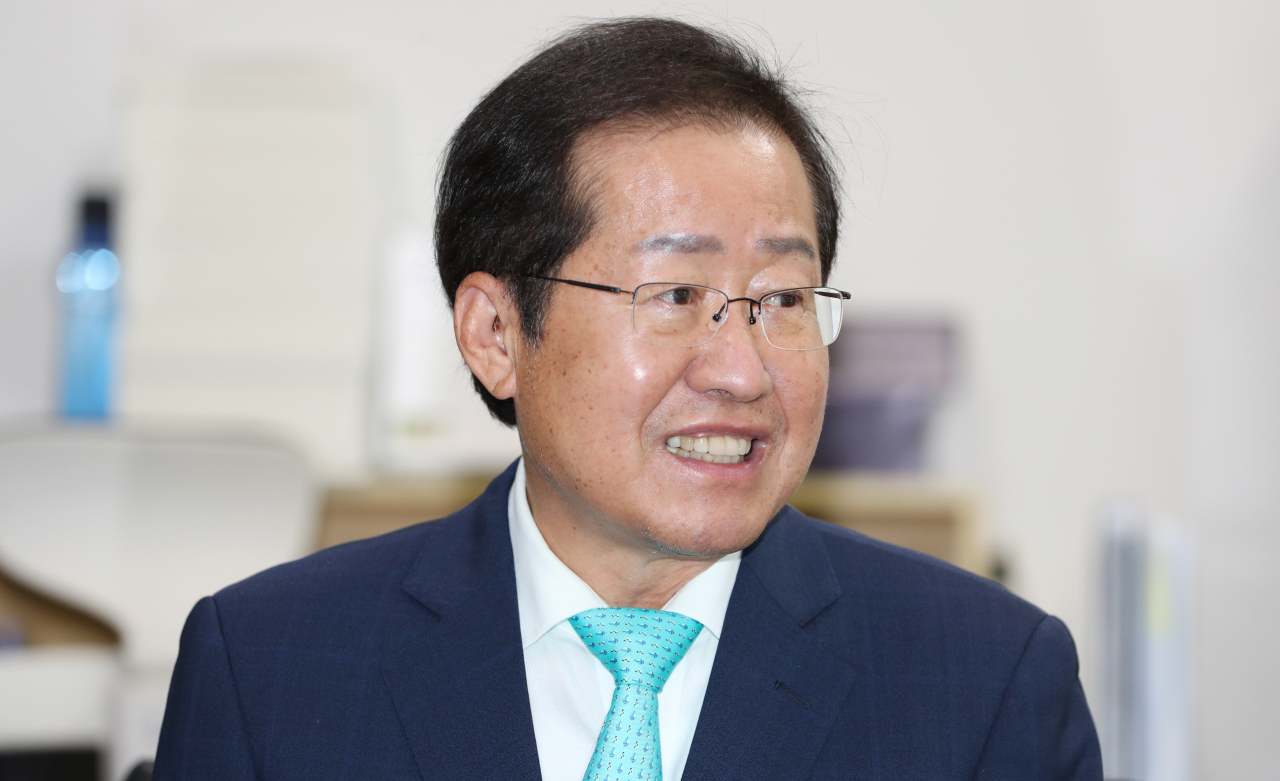 국민의힘 대권주자인 홍준표 의원이 19일 충북도청 기자실을 방문해 발언하고 있다. [연합]