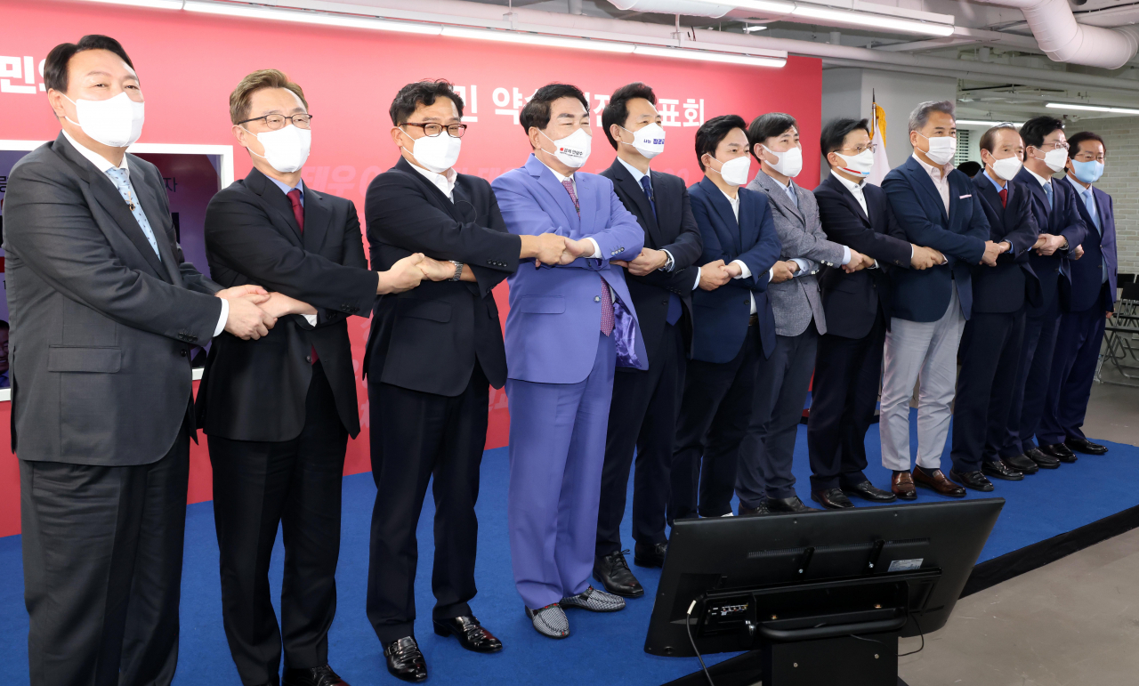 25일 오후 서울 여의도 국민의힘 중앙당사에서 열린 국민 약속 비전 발표회에서 대선 예비후보들이 기념촬영을 하고 있다. 왼쪽부터 윤석열, 최재형, 박찬주, 안상수, 장성민, 원희룡, 하태경, 황교안, 박진, 장기표, 유승민, 홍준표 후보. [연합]