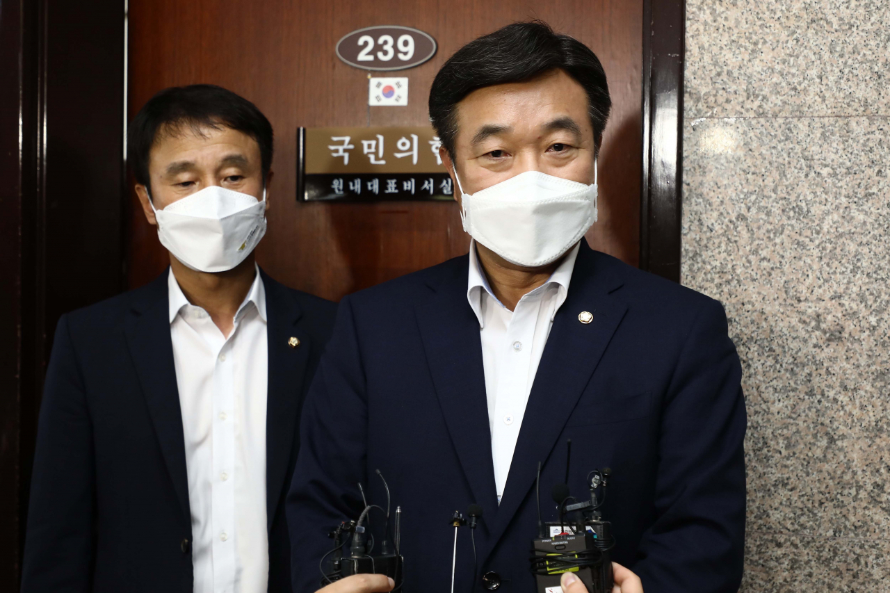 윤호중 더불어민주당 원내대표(오른쪽)가 25일 오후 국회 국민의힘 원내대표실을 방문해 김기현 원내대표와 본회의 일정 등 논의를 마친 뒤 취재진의 질문에 답하고 있다. [이상섭 기자]