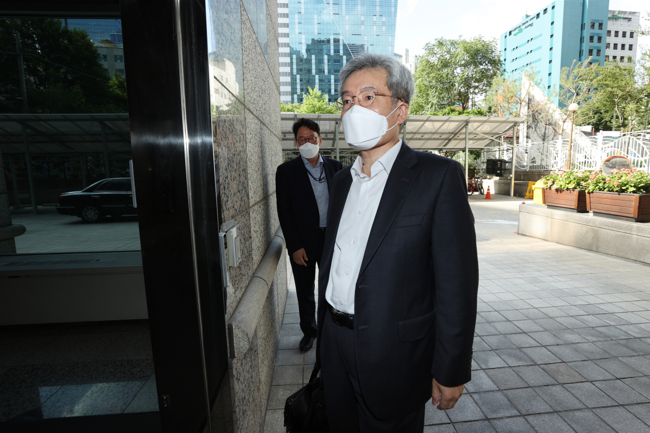 고승범 금융위원장 내정자가 지난 10일 오전 인사청문회 준비 사무실이 마련된 서울 예금보험공사로 출근하고 있다.[연합]