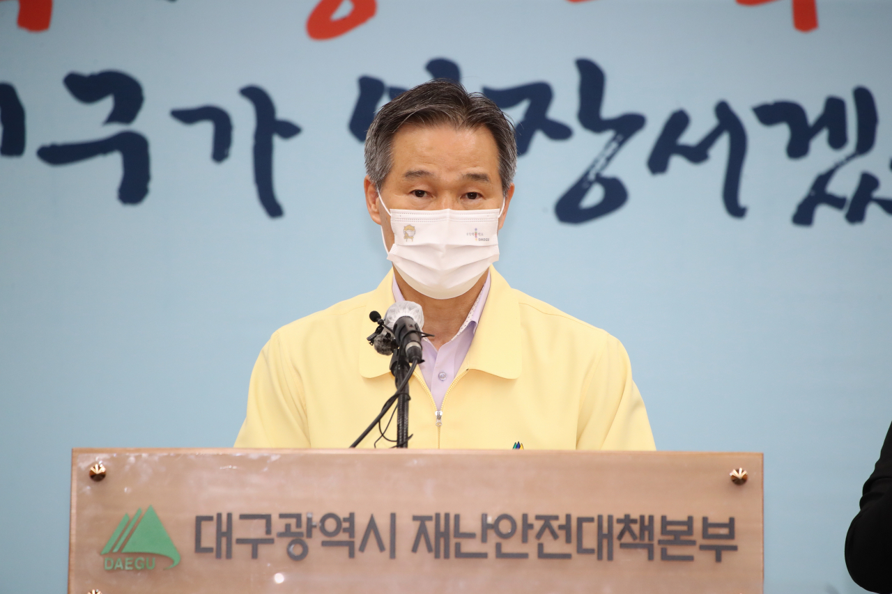 채홍호 대구시 행정부시장이 25일 오후 대구시청에서 코로나19 대응 특별방역 대책 마련 관련 브리핑을 하고 있다.[대구시 제공]