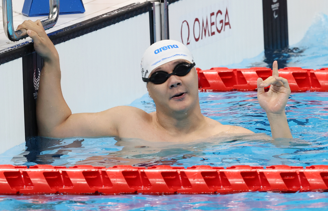 25일 오후 일본 도쿄 아쿠아틱센터에서 열린 2020 도쿄 패럴림픽 수영 남자 평영(SB3) 50m 결선에서 조기성이 물살을 가른 뒤 기록을 확인하고 있다. 51초 58의 기록으로 6위.[연합]