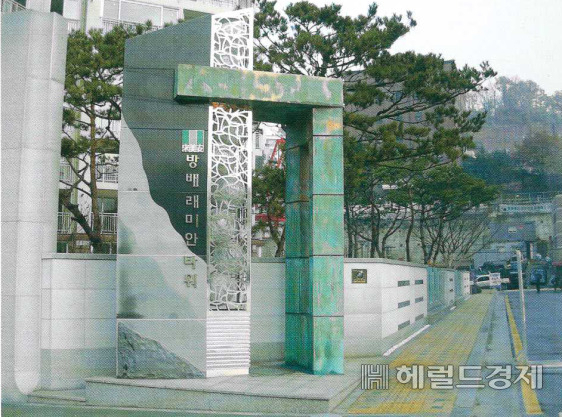 “90m·100m 자존심이 걸렸다”…아파트 문주 디자인 ‘더 크고, 더 새롭게’ [부동산360]