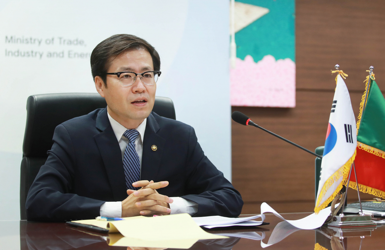 여한구 산업통상자원부 통상교섭본부장이 26일 서울 중구 대한상공회의소 영상회의실에서 진행된 타티아나 클로우티에르(Tatiana Clouthier) 멕시코 경제부 장관과 화상 면담에서 인사말을 하고 있다.[산업통상자원부 제공]