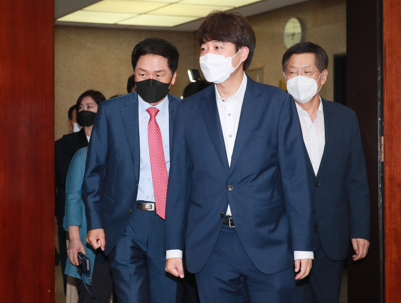 국민의힘 이준석 당 대표(가운데)와 김기현 원내대표(왼쪽)가 지난달 23일 오전 서울 여의도 국회에서 열린 최고위원회의에 참석하고 있다. 오른쪽은 입당한 더불어민주당 오제세 전 의원. [연합]