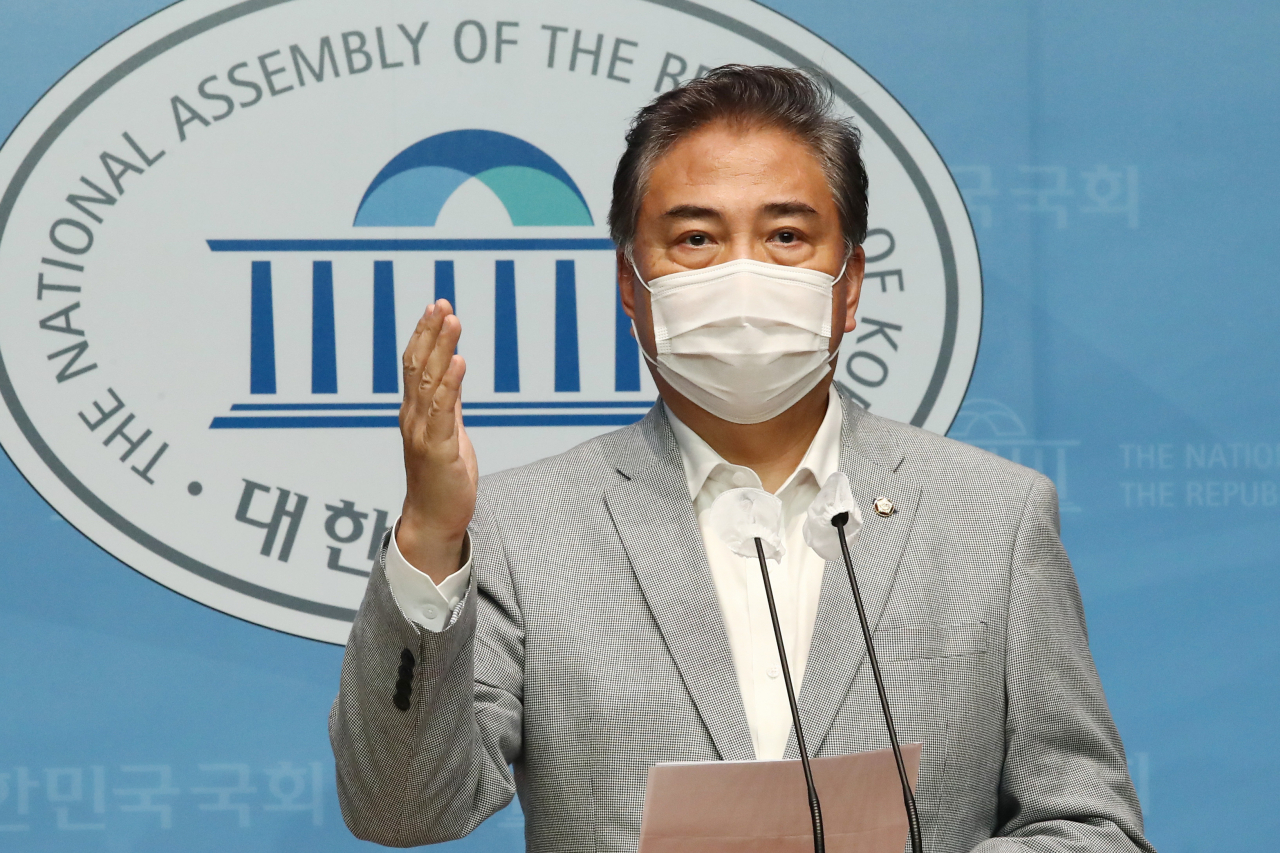 국민의힘 대권주자인 박진 의원이 지난 16일 국회 소통관에서 미국 여야 의원 한·미 백신스와프 촉구 관련 기자회견을 하고 있다. [연합]