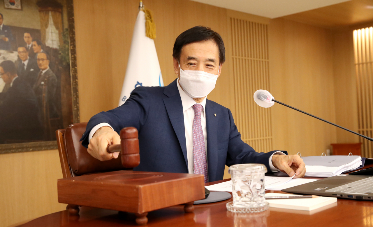 이주열 한국은행 총재가 26일 서울 중구 한은 본관에서 열린 금융통화위원회 본회의에서 회의를 주재하며 시작을 알리는 의사봉을 두드리고 있다. [한은 제공]