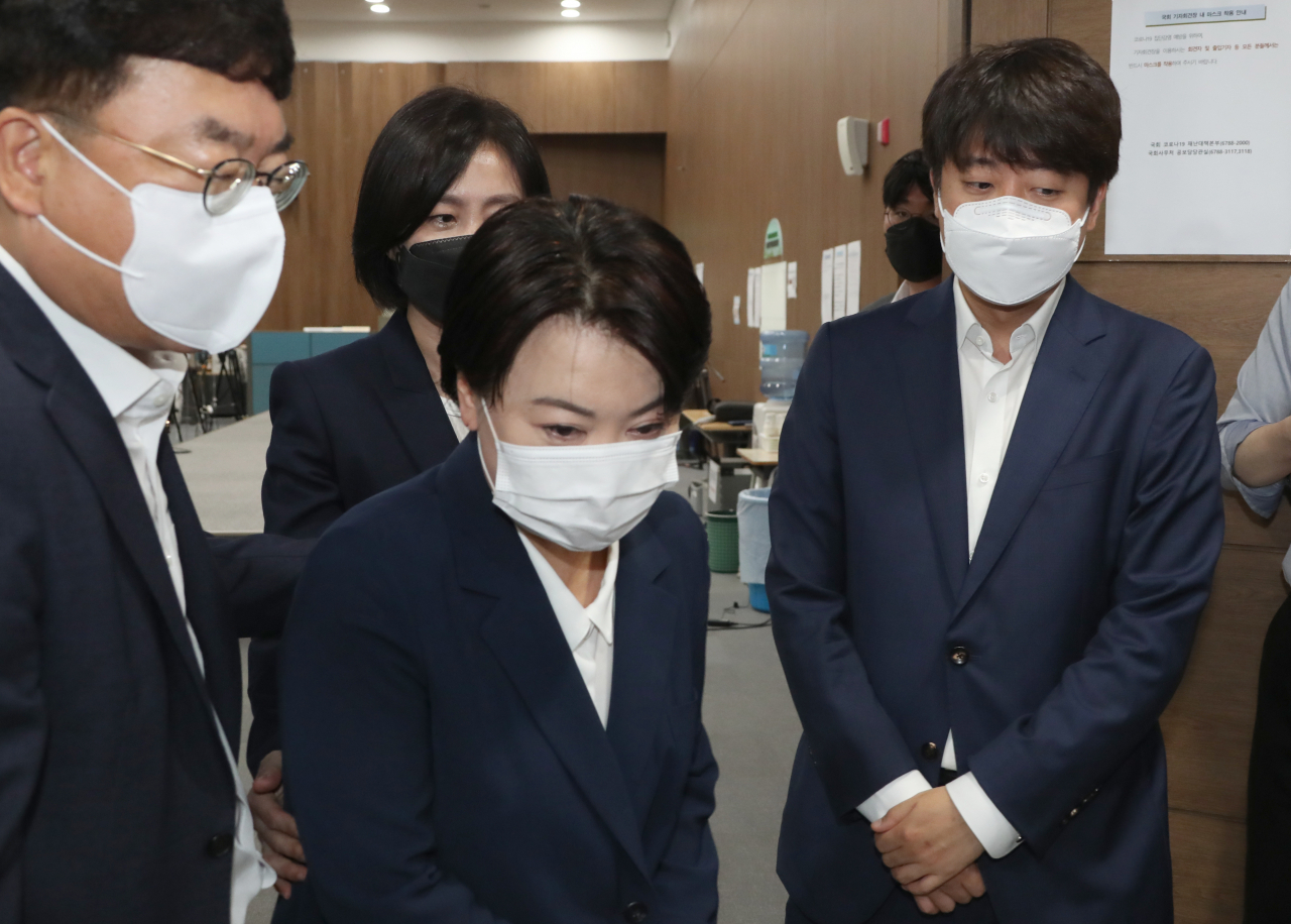 지난 25일 국민권익위원회 조사 결과 부동산 관련 불법 의혹이 제기된 윤희숙 국민의힘 의원이 의원직 및 대선후보 사퇴 기자회견을 마치고 소통관을 나서고 있다. [연합]