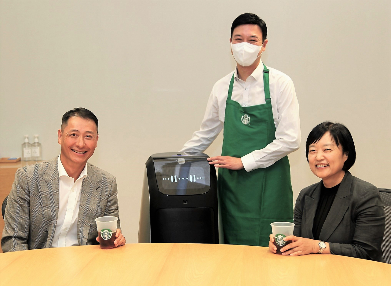 송호섭(왼쪽 첫번째) 스타벅스커피 코리아 대표이사와 한성숙(왼쪽 세번째) 네이버 대표이사가 포괄적 업무협약(MOU) 체결 뒤 포즈를 취하고 있다. 이날 협약식에선 네이버랩스의 실내 자율주행 로봇인 ‘어라운드D’가 스타벅스 바리스타가 내린 커피를 서빙했다. [스타벅스커피 코리아 제공]