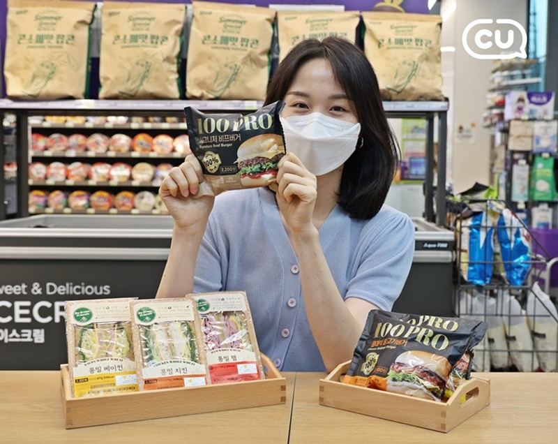 CU는 삼각김밥, 줄김밥에 이은 세번째 간편식 리뉴얼 프로젝트로 햄버거, 샌드위치 리뉴얼을 진행했다. [CU 제공]