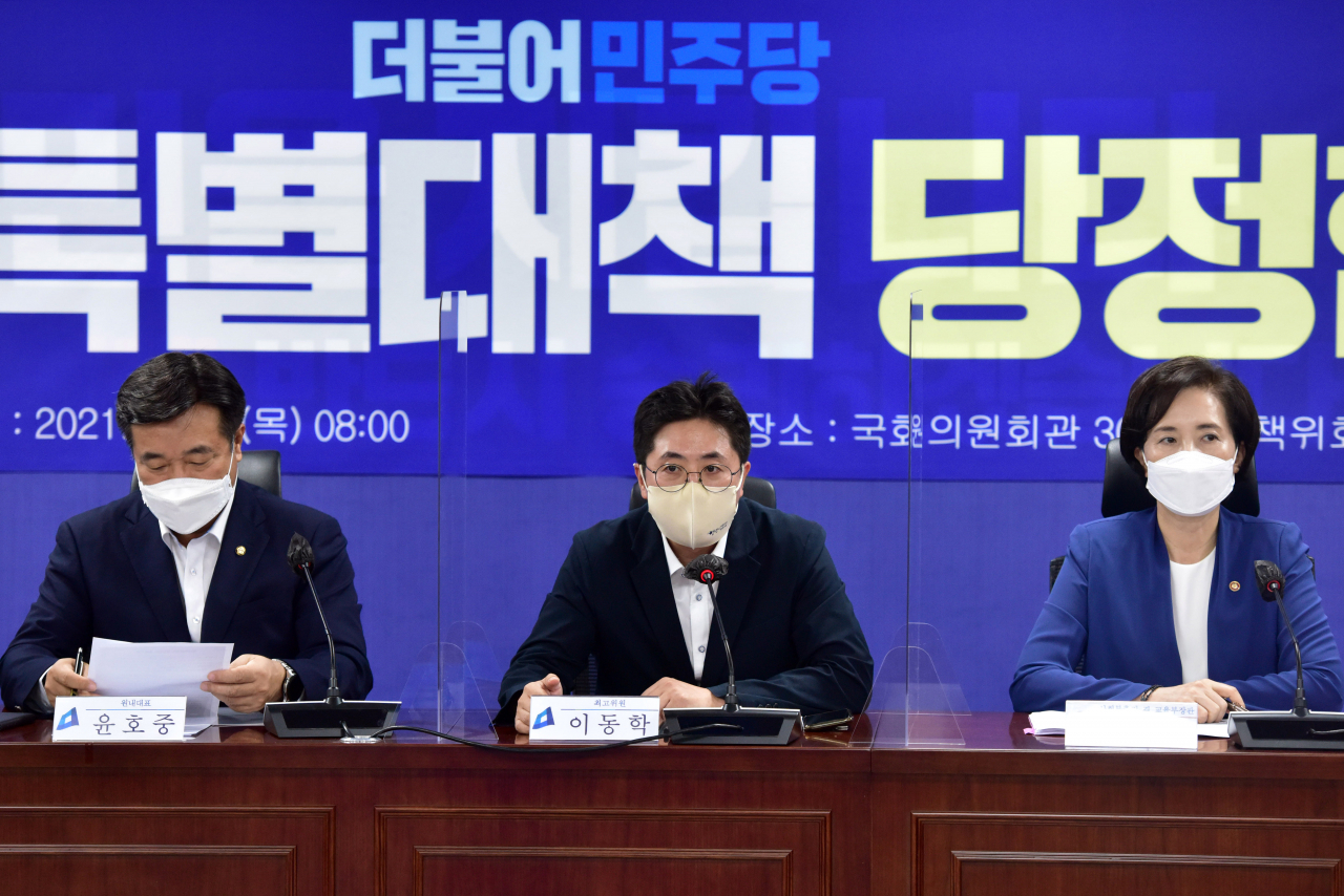 26일 국회 의원회관에서 열린 더불어민주당 청년특별대책 당정협의에서 이동학 청년최고위원이 발언하고 있다. [연합]