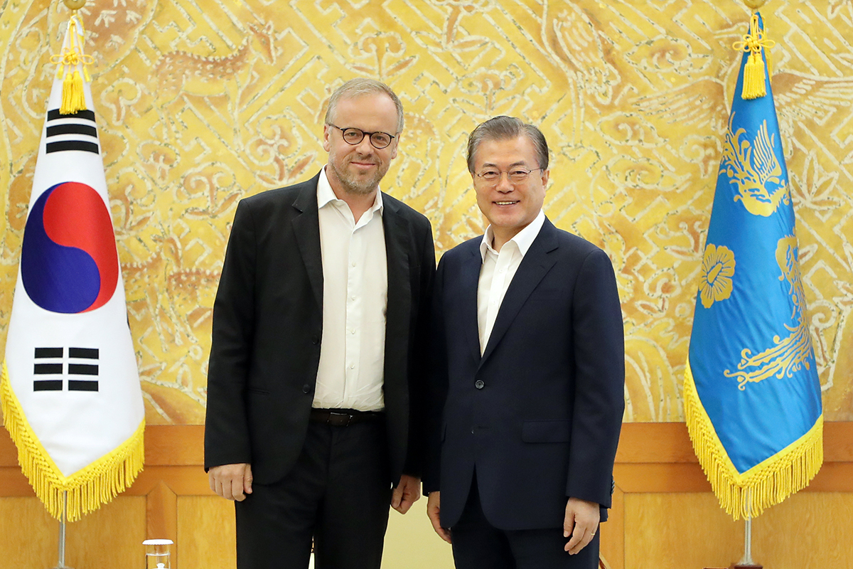 문재인 대통령이 2019년 9월 청와대 본관에서 크리스토프 들루아르 국경없는기자회(RSF) 사무총장과 만나 기념촬영을 했다. 더불어민주당은 30일 언론중재법 본회의 처리를 예고하고 있다. RSF는 최근 한국의 언론중재법에 대해 ‘언론에 압력을 가하는 도구’라고 비판했다. [사진=청와대]
