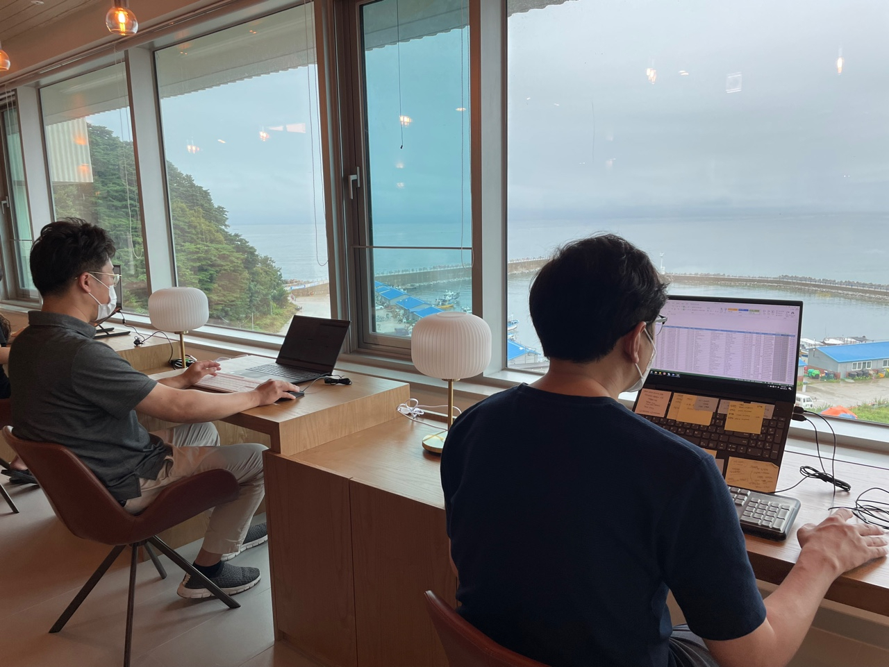 한화생명 직원들이 강원도 양양 브리드 호텔에 마련된 ‘리모트 워크플레이스’를 활용해 근무하고 있다. [한화생명 제공]