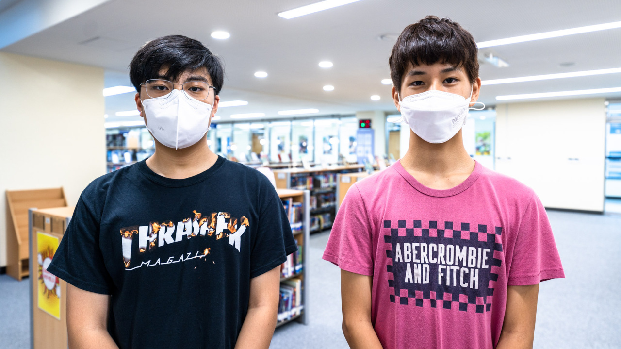 Alex (left) and Justin, two Korea International School students who created a website on recycling ice packs (KIS)