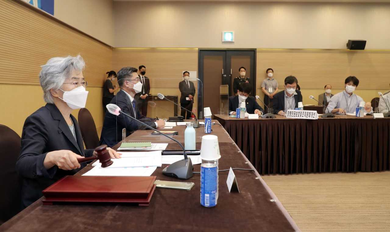 병영문화 개선을 위해 출범한 민관군 합동위원회가 잇단 민간위원 사퇴와 내부 불협화음으로 휘청거리는 모습이다. 서욱 국방부 장관과 공동위원장을 맡고 있는 박은정 전 국민권익위원장이 25일 제3차 합동위 전체 정기회의에서 의사봉을 두르디고 있다. [국방부 제공]
