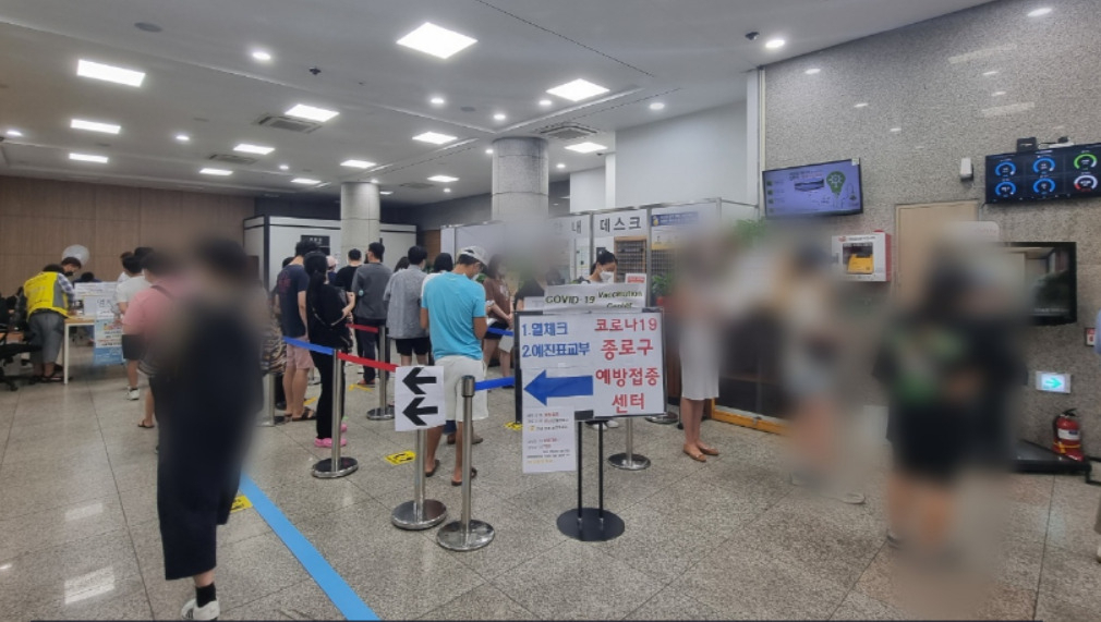 26일 오전 9시께 서울 종로구의 코로나19 예방접종센터인 종로구민회관 1층에 이른 아침부터 센터를 찾은 30여명의 시민이 줄 서서 대기하고 있다. 김영철 기자
