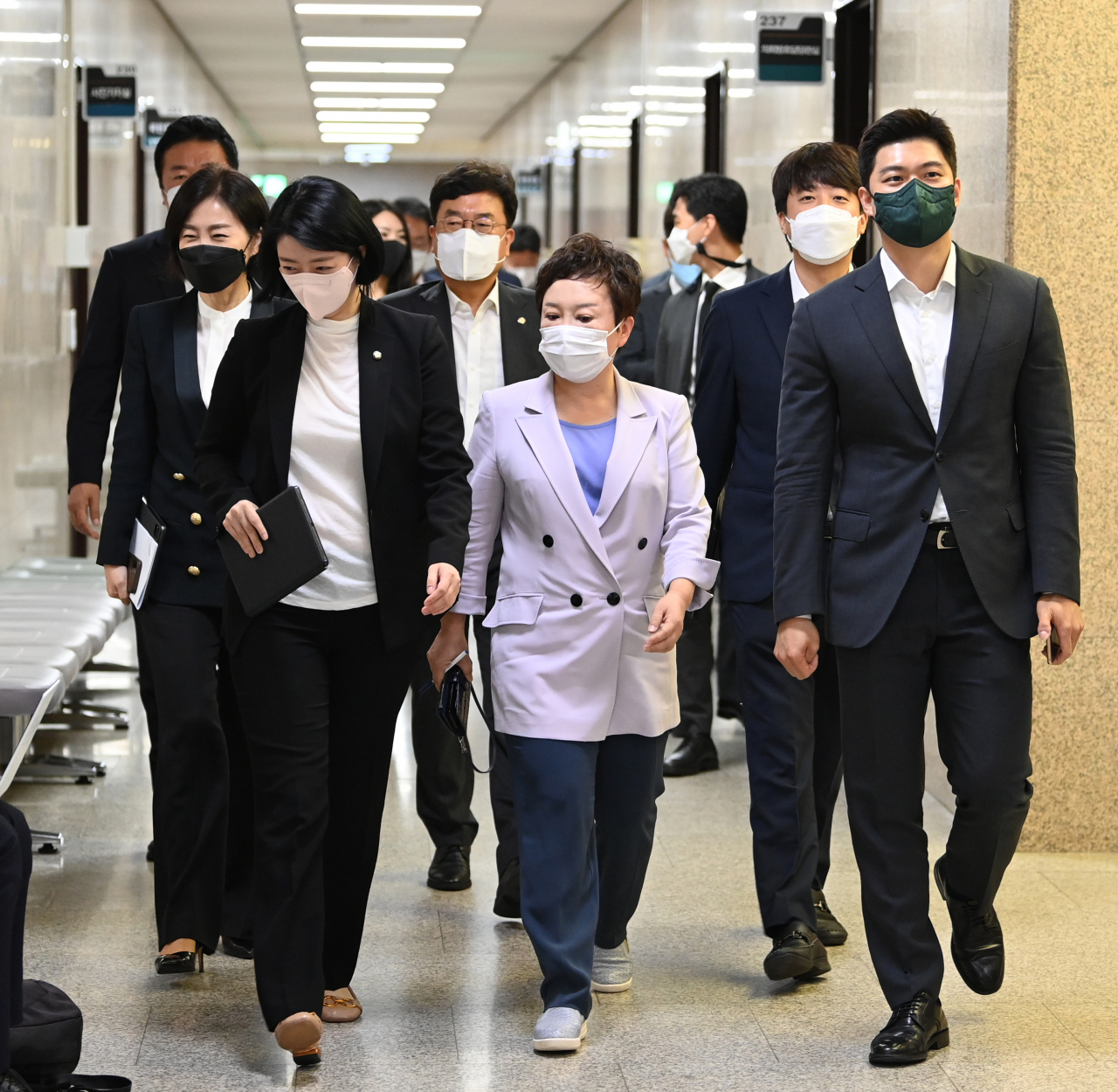 국민의힘 이준석 대표와 최고위원들이 26일 오전 서울 여의도 국회에서 열린 최고위원회의에 참석하고 있다. [이상섭 기자/babtong@heraldcorp.com]