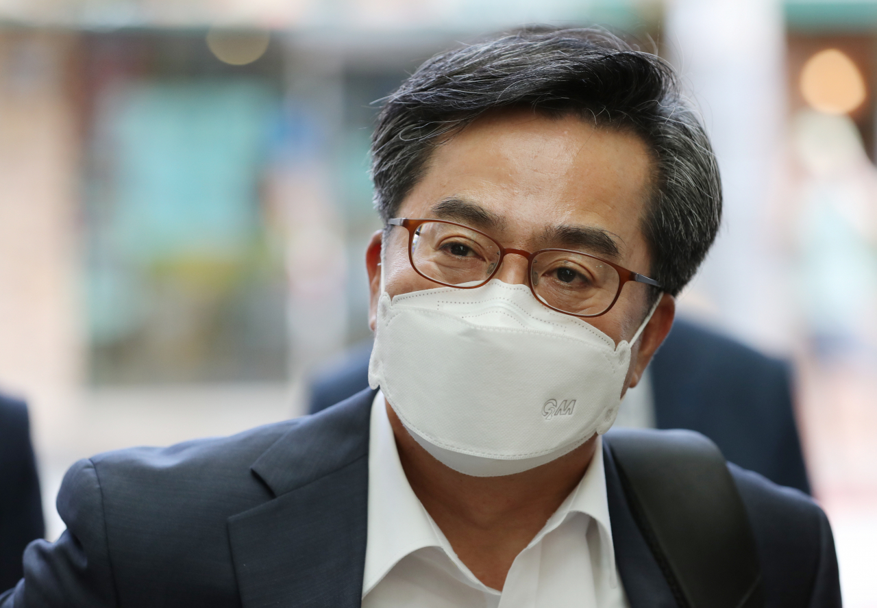 대선 출마를 공식 선언한 김동연 전 경제부총리가 20일 충북 음성군 무극시장을 둘러보고 있다. [연합]