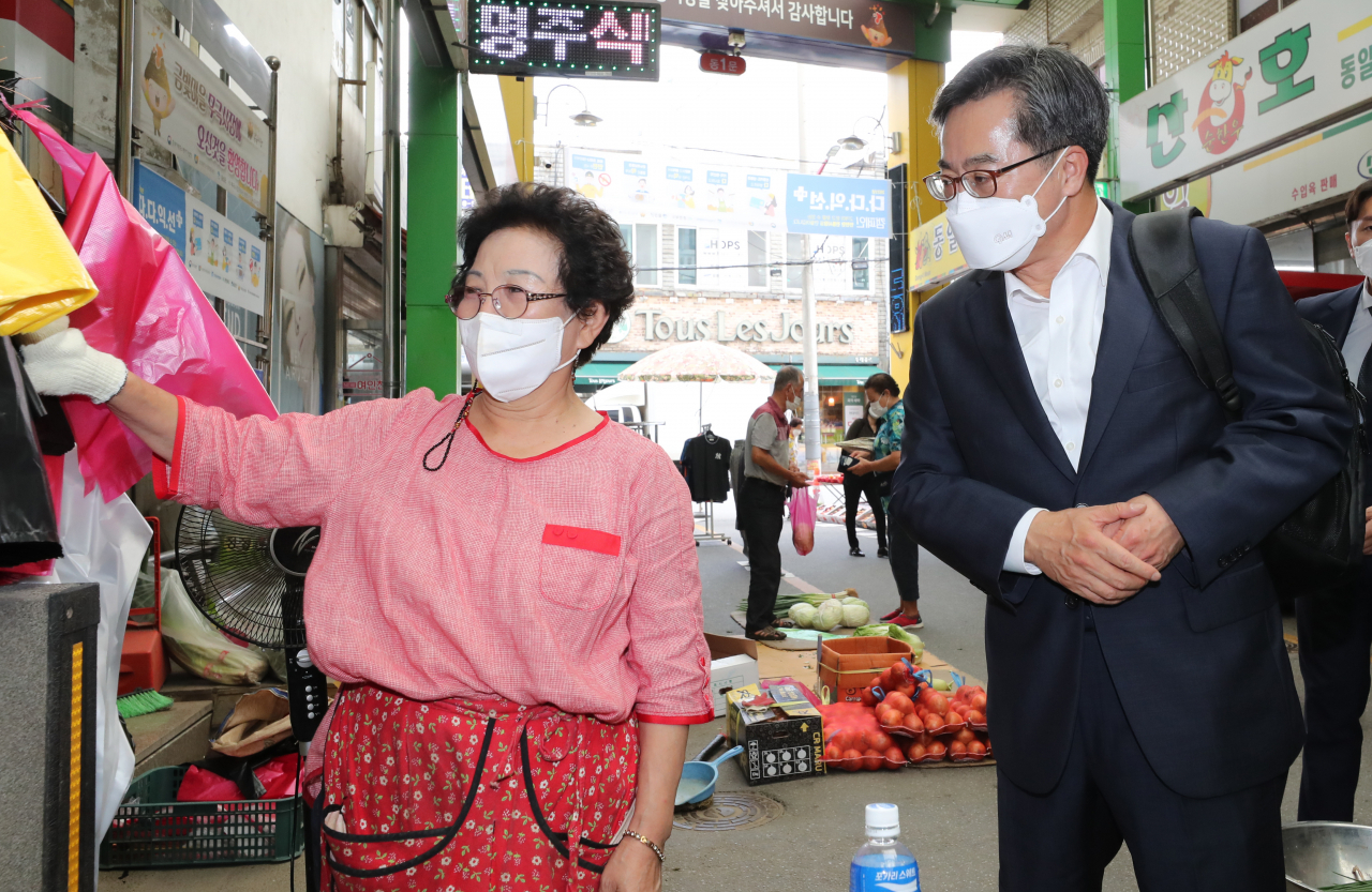 대선 출마를 공식 선언한 김동연 전 경제부총리가 20일 충북 음성군 무극시장에서 상인들과 인사하고 있다. [연합]