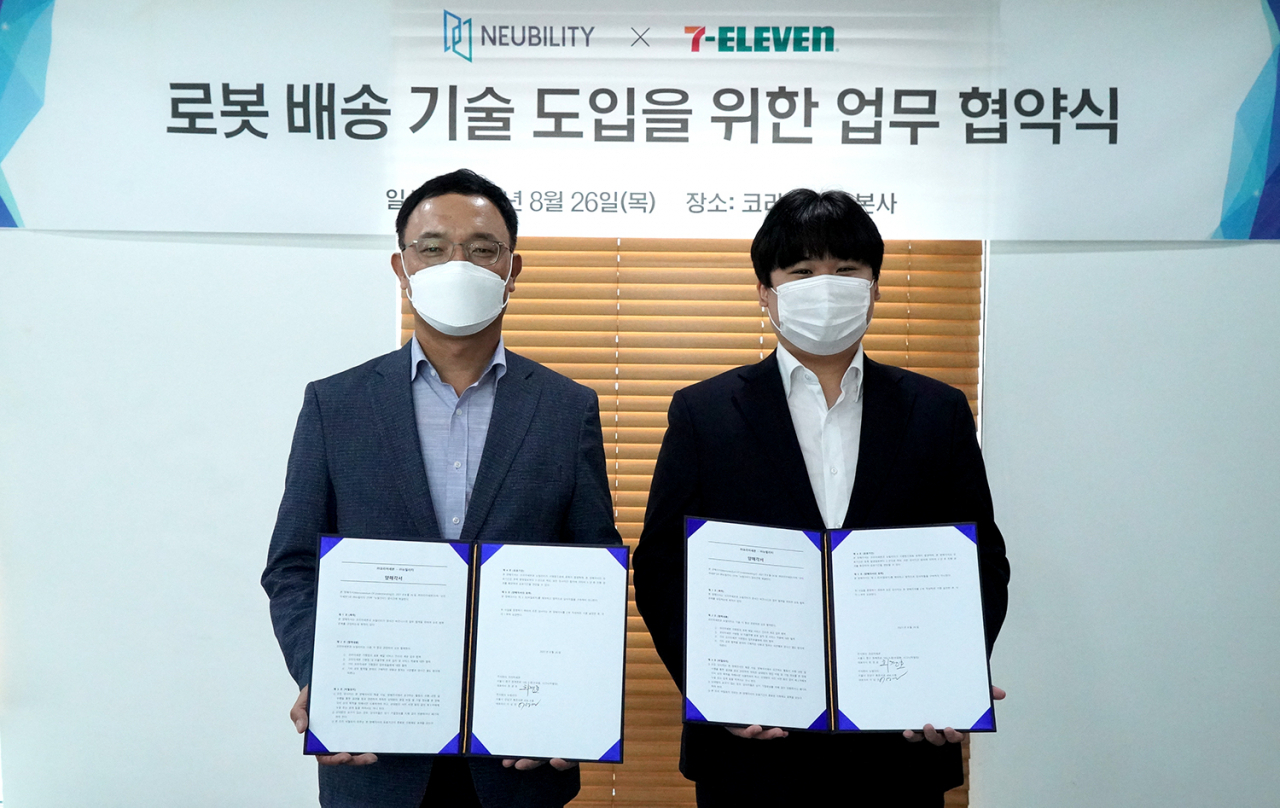 세븐일레븐은 자율주행 로봇 소프트웨어 개발 스타트업 ‘뉴빌리티’와 ‘자율주행 로봇 배달 서비스 도입 및 상용화’를 위한 업무협약을 체결했다. 26일 오전 세븐일레븐 본사(서울 중구 수표동 소재)에서 열린 업무협약식에 참석한 최경호 세븐일레븐 대표이사(왼쪽)와 이상민 뉴빌리티 대표이사. [세븐일레븐 제공]