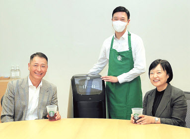 송호섭(왼쪽 첫번째) 스타벅스커피 코리아 대표이사와 한성숙(오른쪽 첫번째) 네이버 대표이사가 포괄적 업무협약 체결 뒤 포즈를 취하고 있다. 이날 협약식에선 네이버랩스의 실내 자율주행 로봇인 ‘어라운드D’가 스타벅스 바리스타가 내린 커피를 서빙했다. [스타벅스 제공]