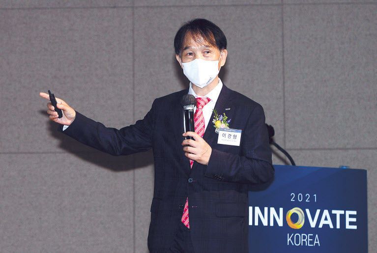 26일 세종특별자치시 고려대학교 세종캠퍼스 농심국제관 국제회의실에서 ‘대전환이 미래다’라는 주제로 열린 ‘이노베이트 코리아 2021’에서 이광형 한국과학기술원(KAIST) 총장이 기조연설을 하고 있다. 이상섭 기자