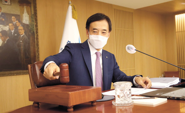 이주열 한국은행 총재가 26일 오전 서울 중구 한국은행에서 열린 금융통화위원회 본회의에서 의사봉을 두드리고 있다. [연합]