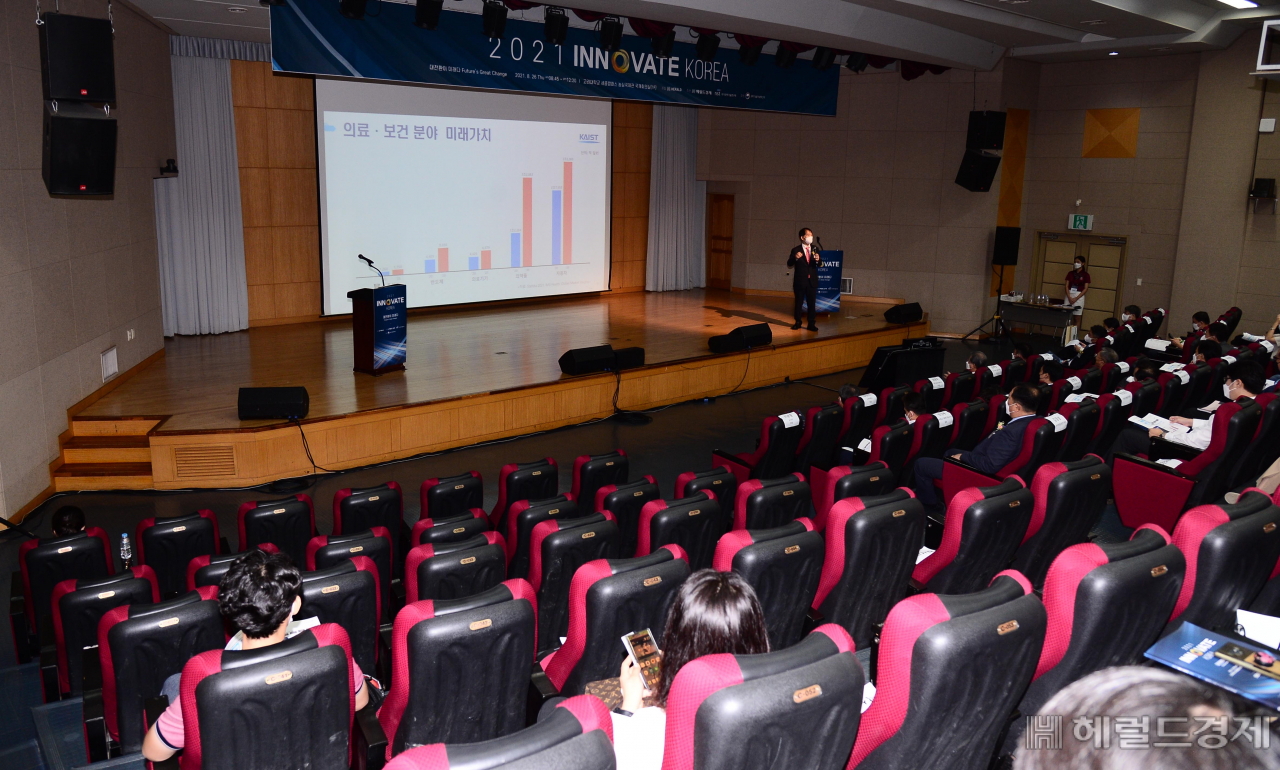 [헤럴드경제=이상섭 기자] 26일 세종특별자치시 고려대학교 세종캠퍼스 농심국제관 국제회의실에서 '대전환이 미래다'의 주제로 ‘이노베이트 코리아 2021’이 열린 가운데 이광형 한국과학기술원(KAIST) 총장이 기조연설을 하고 있다.