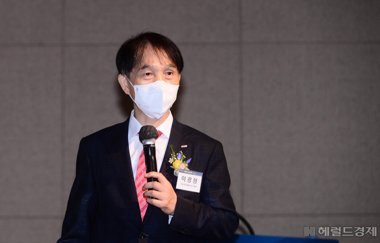 [헤럴드경제=이상섭 기자] 26일 세종특별자치시 고려대학교 세종캠퍼스 농심국제관 국제회의실에서 '대전환이 미래다'의 주제로 ‘이노베이트 코리아 2021’이 열린 가운데 이광형 한국과학기술원(KAIST) 총장이 기조연설을 하고 있다.
