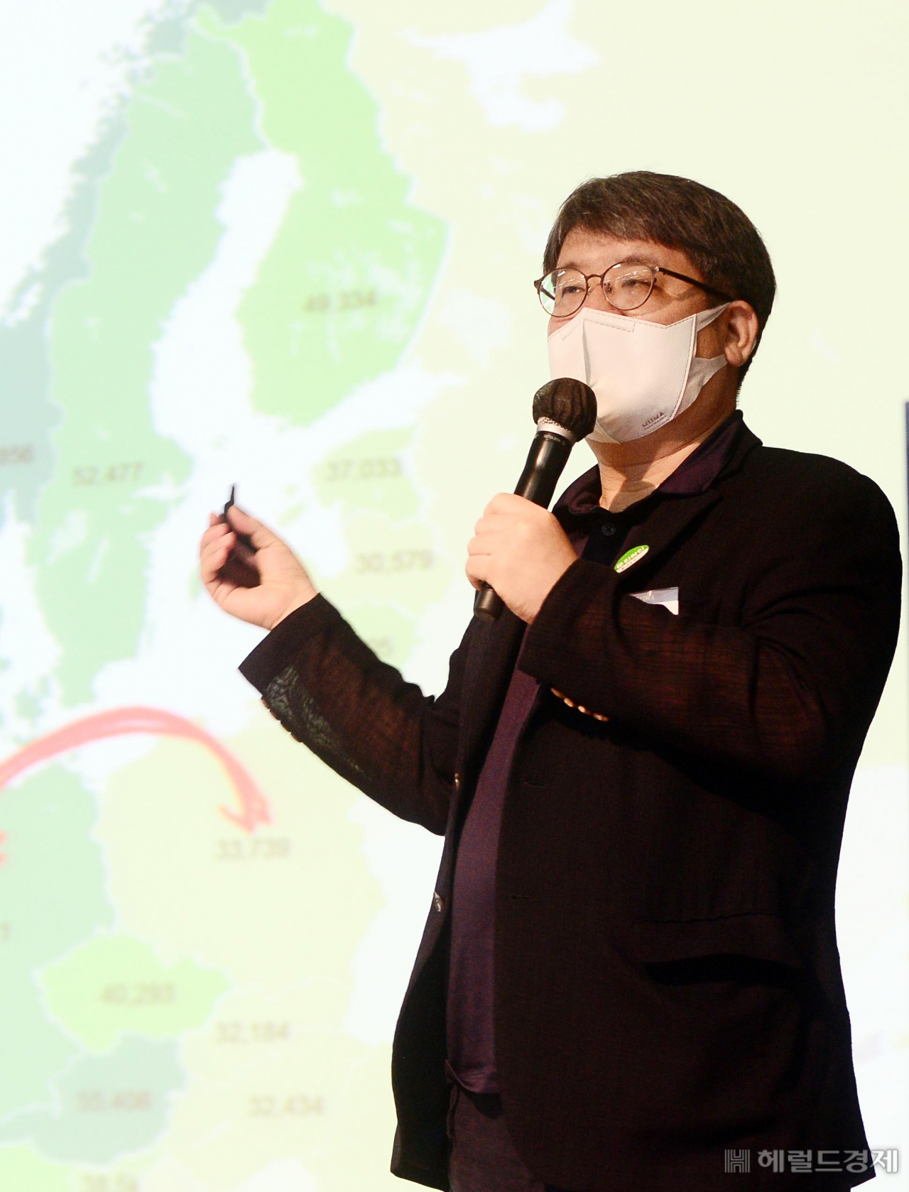 26일 세종특별자치시 고려대학교 세종캠퍼스 농심국제관 국제회의실에서 '대전환이 미래다'의 주제로 'INNOVATE KOREA 2021'이 열린 가운데 제 2세션에서 '우주로 경제권을 확대한다!'의 주제로 문홍규 한국천문연구원 우주탐사그룹장이 강연을 하고 있다. 이상섭 기자