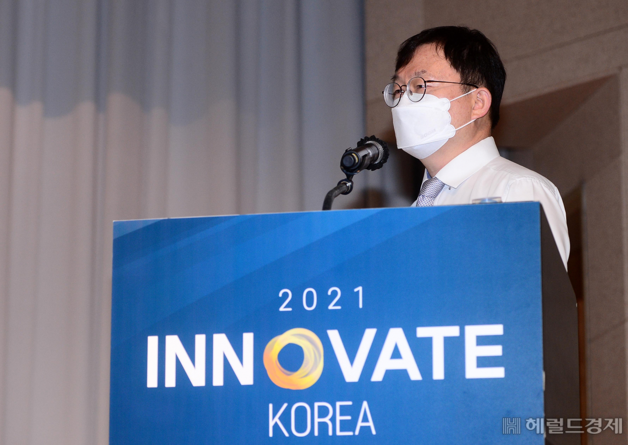 26일 세종특별자치시 고려대학교 세종캠퍼스 농심국제관 국제회의실에서 '대전환이 미래다'의 주제로 'INNOVATE KOREA 2021'이 열린 가운데 제 6세션에서 '인공 세포를 이용한 바이오텍 시대'라는 주제로 이승구 한국생명공학연구원 합성생물학전문연구단장이 강연을 하고 있다. 이상섭 기자