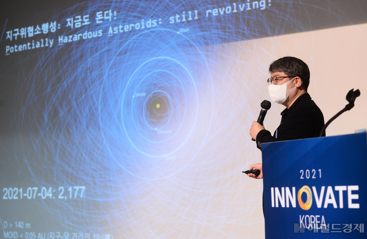 26일 세종특별자치시 고려대학교 세종캠퍼스 농심국제관 국제회의실에서 '대전환이 미래다'의 주제로 'INNOVATE KOREA 2021'이 열린 가운데 제 2세션에서 '우주로 경제권을 확대한다!'의 주제로 문홍규 한국천문연구원 우주탐사그룹장이 강연을 하고 있다. 이상섭 기자