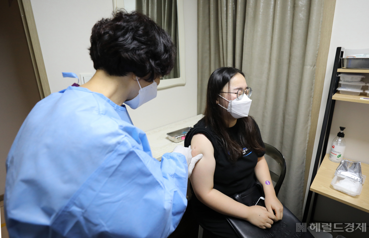 본격적인 청장년층(18&sim;49세) 백신 접종이 시작된 26일 오전 서울 관악구 사랑의병원에서 한 시민이 화이자 백신을 접종하고 있다. 2021. 8. 26 사진공동취재단