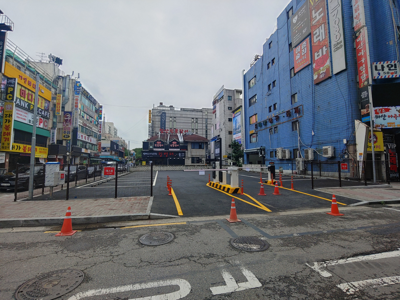 철산산업지구 노외 공영주차장.