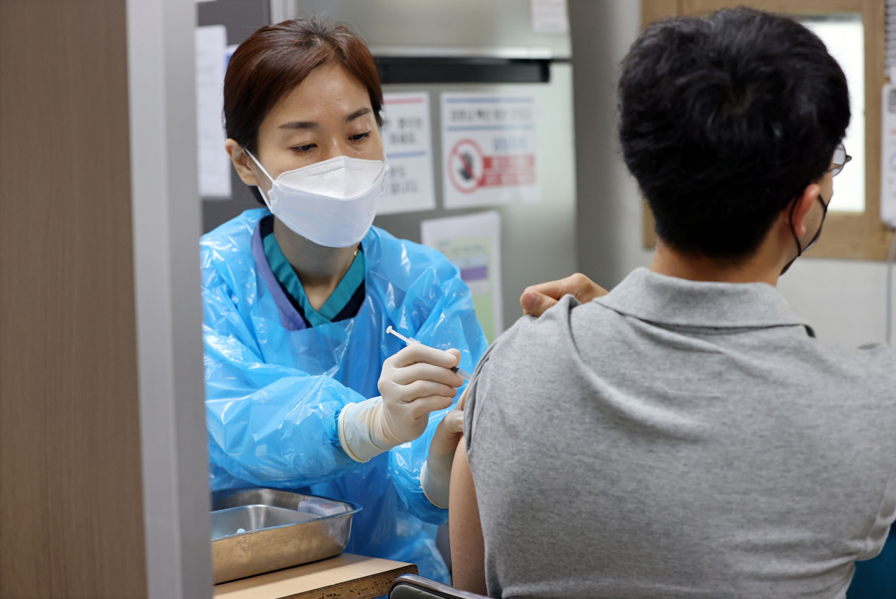 18~49세 연령층에 대한 코로나19 백신 예방접종이 시작된 26일 서울 양천구 홍익병원에서 한 시민이 접종을 하고 있다. 이날부터 29일까지 40대 이하(1972년 1월 1일~2003년 12월 31일 출생자) 연령층은 전국 위탁의료기관과 예방접종센터에서 화이자 백신을 맞으며, 이후 접종자들이 맞게 될 백신 종류는 국내 공급 상황에 따라 주간 단위로 결정된다. [연합]