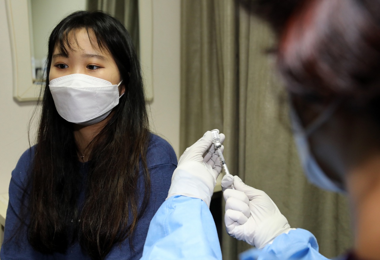 본격적인 청장년층(18&sim;49세) 백신 접종이 시작된 26일 오전 서울 관악구 사랑의병원에서 의료진이 화이자 백신 접종을 준비하고 있다. [연합]
