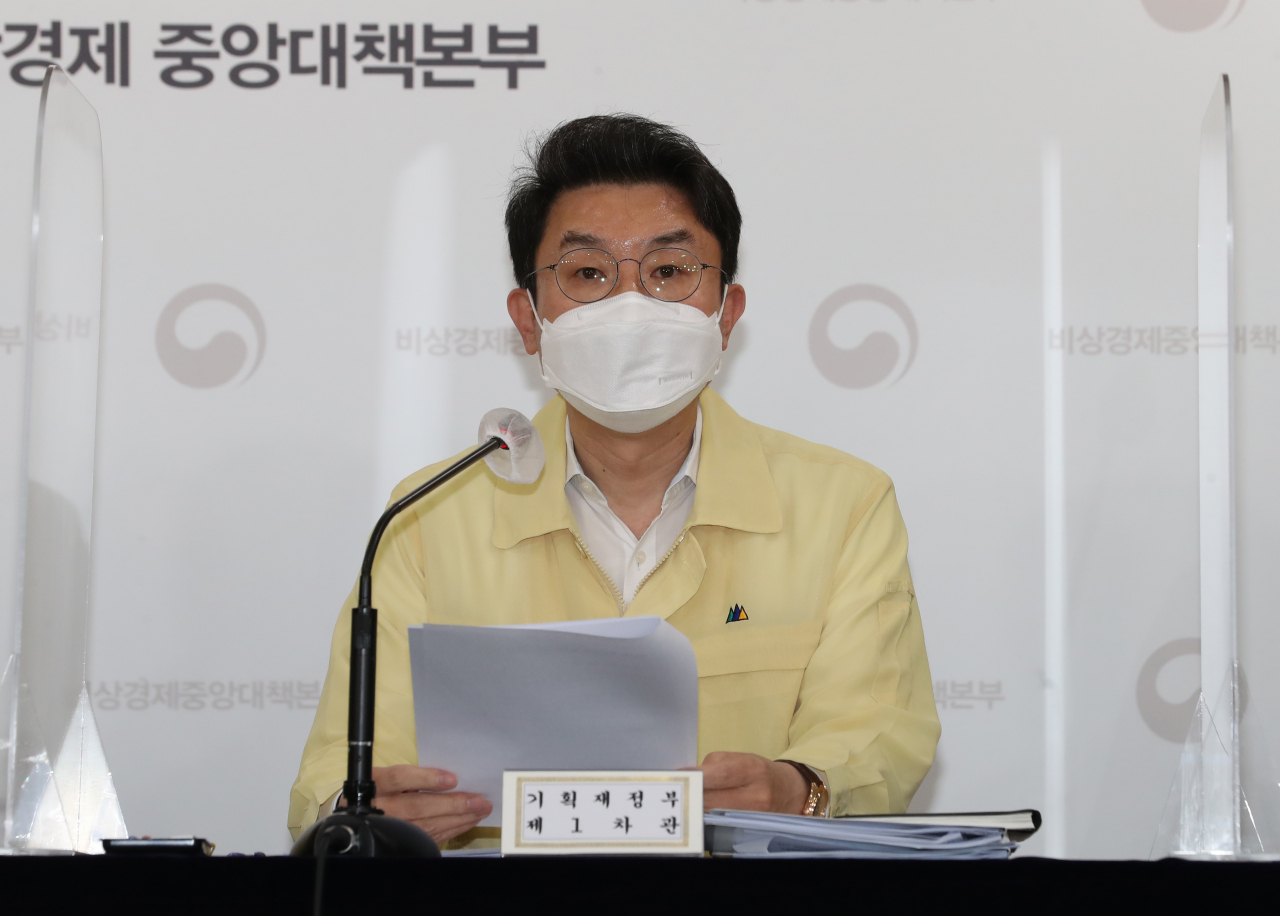 이억원 기획재정부 1차관이 26일 정부서울청사에서 열린 비상경제 중앙대책본부회의 결과를 브리핑하고 있다. [연합]