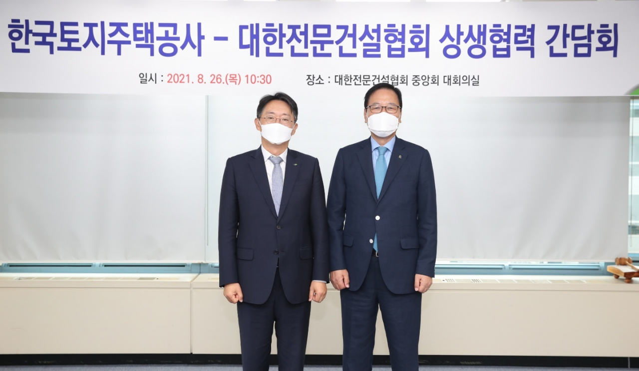 김현준 한국토지주택공사(LH) 사장(왼쪽)과 김영윤 대한전문건설협회장이 26일 서울 동작구 전문건설회관에서 열린 ‘공정한 건설문화 조성을 위한 상생협력 간담회’에 참석한 모습. [LH 제공]