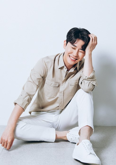 영탁이 26일 다량의 보건용품 취약계층을 위해 기부했다.