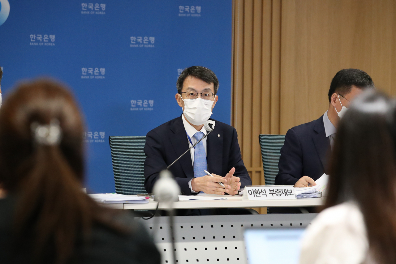 이환석 한국은행 부총재보가 26일 서울 중구 한은 본관에서 열린 경제전망 설명회에서 발언하고 있다. [한은 제공]