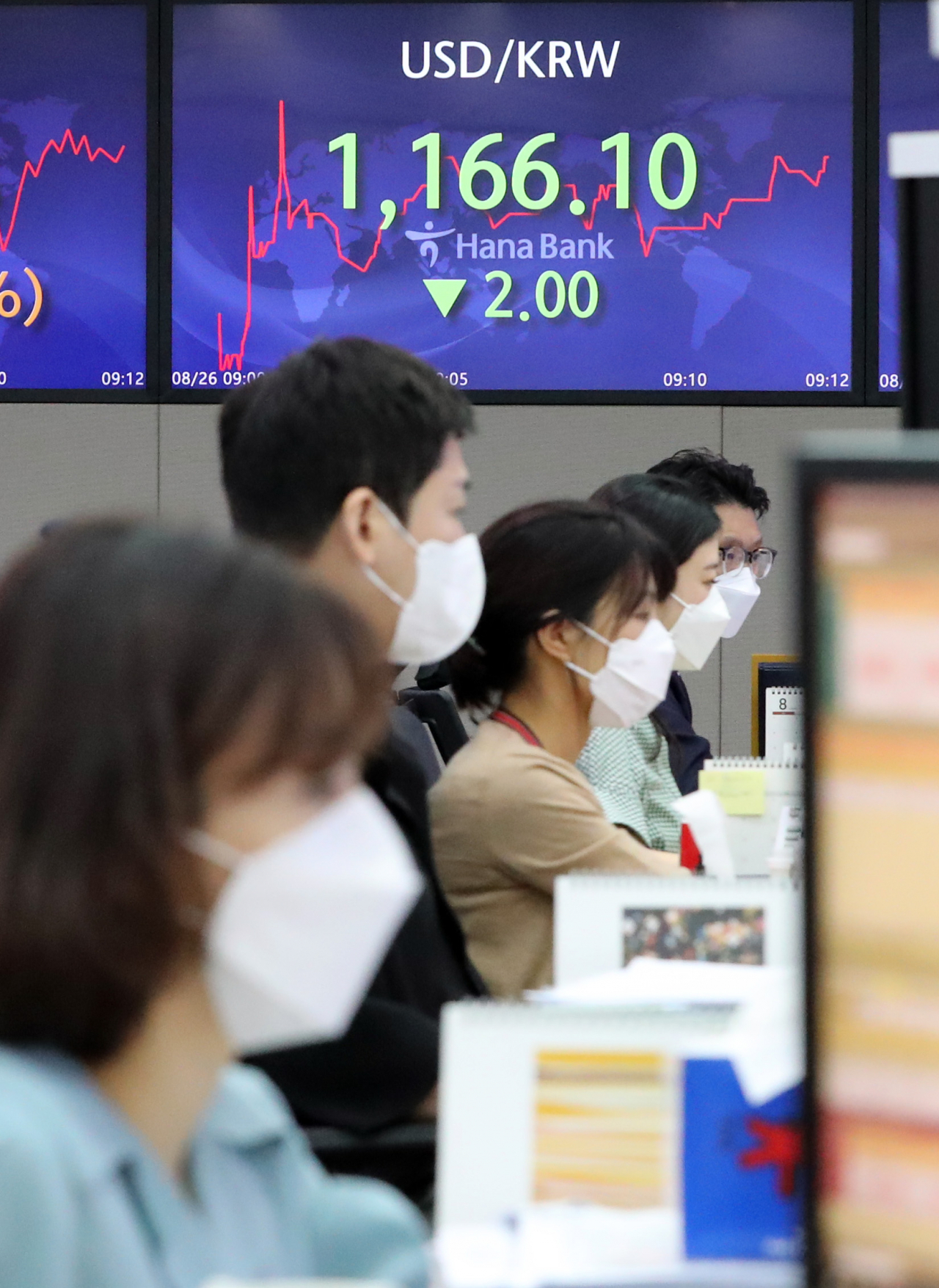 26일 서울 명동 하나은행 본점 딜링룸 모습. [연합]