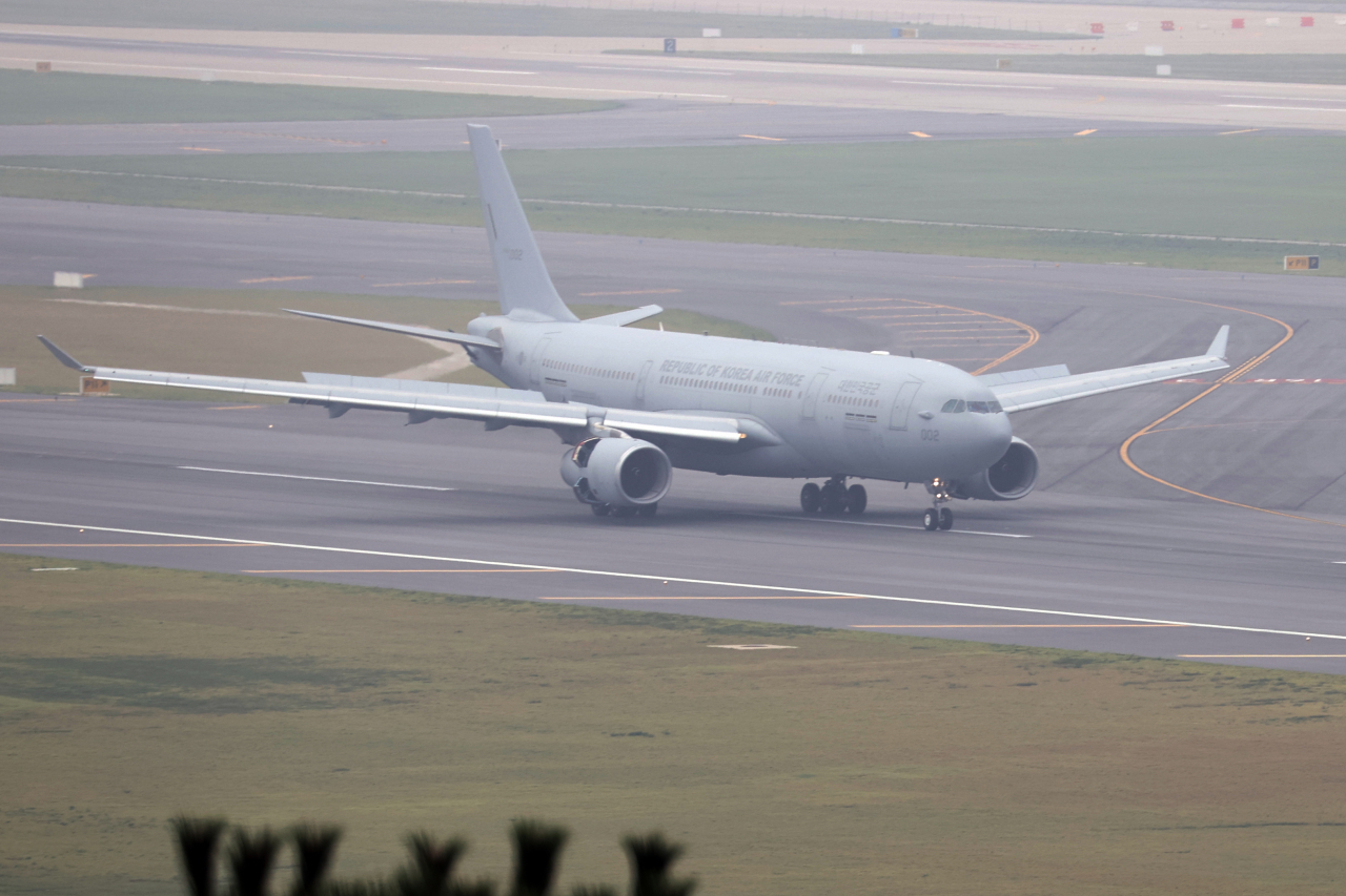 과거 한국을 도왔던 아프가니스탄 협력자와 그 가족들이 탑승한 우리 공군의 KC-330 다목적 공중급유 수송기가 26일 오후 인천공항 활주로에 착륙하고 있다. [연합]