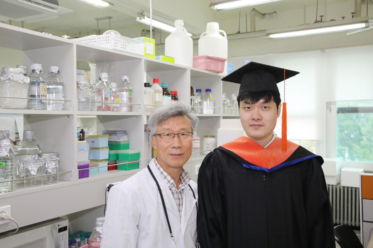 박도원 학생이 학위수여식이 열린 26일 학교를 방문, 지도교수인 박종현 교수와 기념 촬영하고 있다.[가천대 제공]