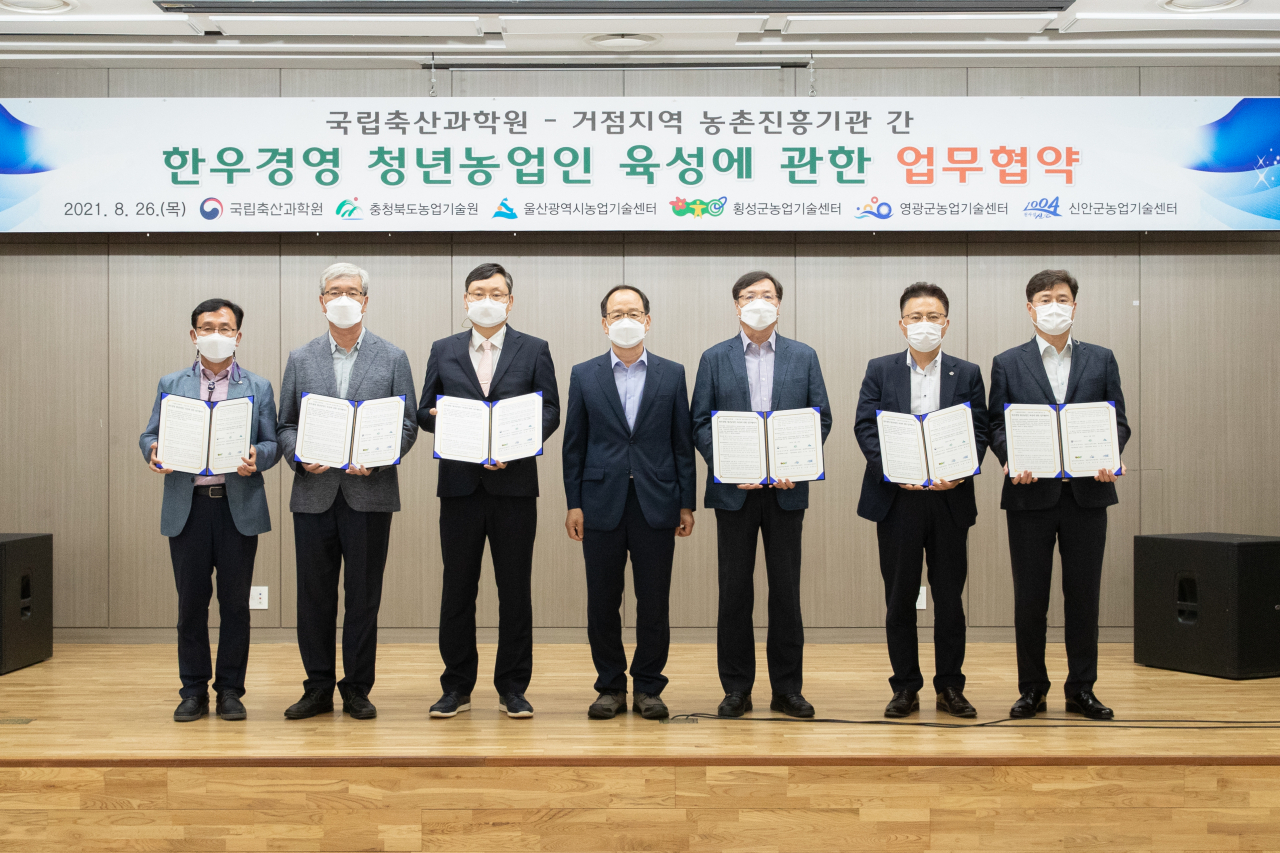 박범영(가운데) 농촌진흥청 국립축산과학원장이 26일 전북 완주 본원에서 진행된 ‘한우경영 청년농업인 육성에 관한 업무협약식’에서 기념촬영을 하고 있다.[농촌진흥청 제공]
