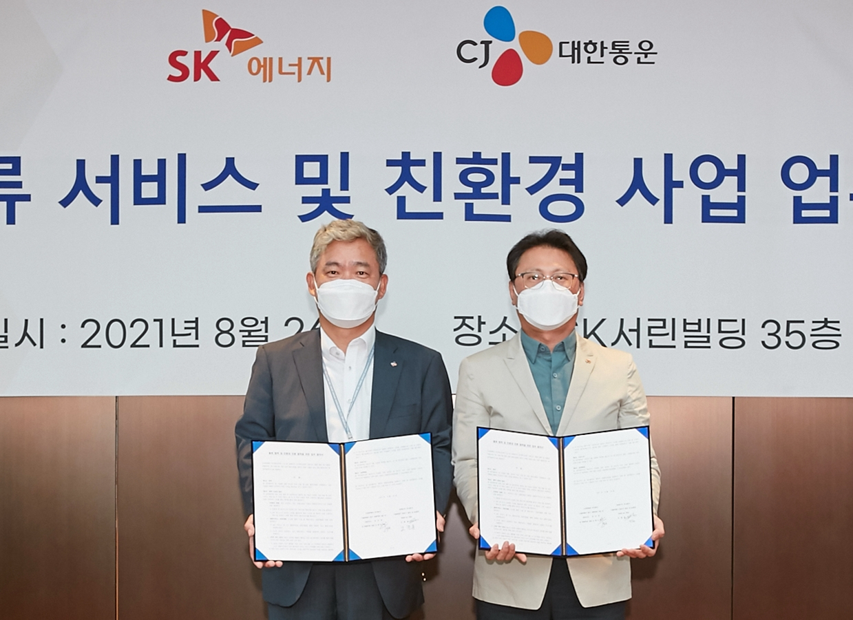 26일 오후 SK서린빌딩 35층에서 열린 업무협약 행사에서 신영수 CJ대한통운 택배부문 대표(왼쪽)와 오종훈 SK에너지 P&M CIC 대표가 기념촬영을 하고 있다. [CJ대한통운 제공]