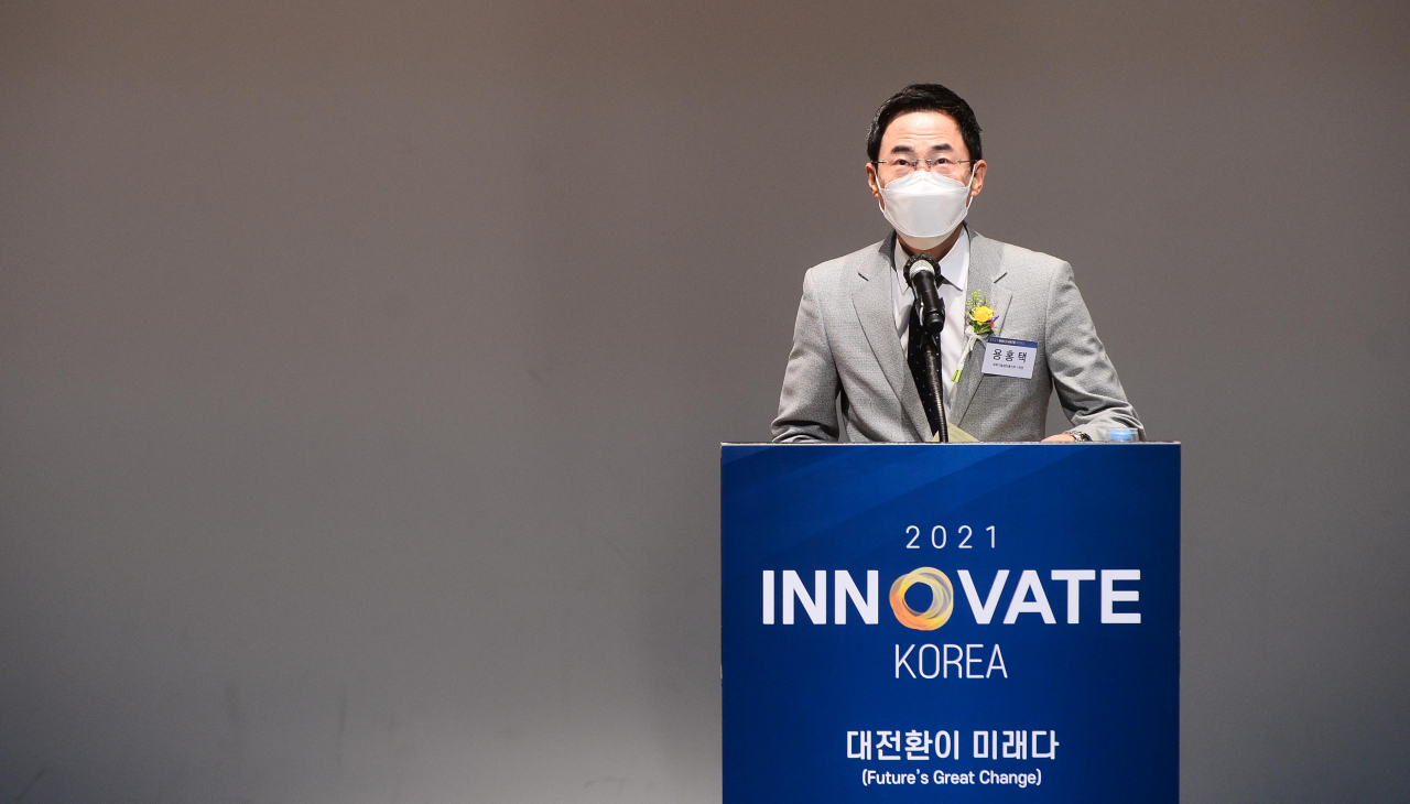 용홍택 과학기술정보통신부 1차관이 26일 고려대학교 세종캠퍼스에서 개최된 ‘이노베이트 코리아 2021’ 포럼에서 축사를 발표하고 있다 [이상섭 기자]