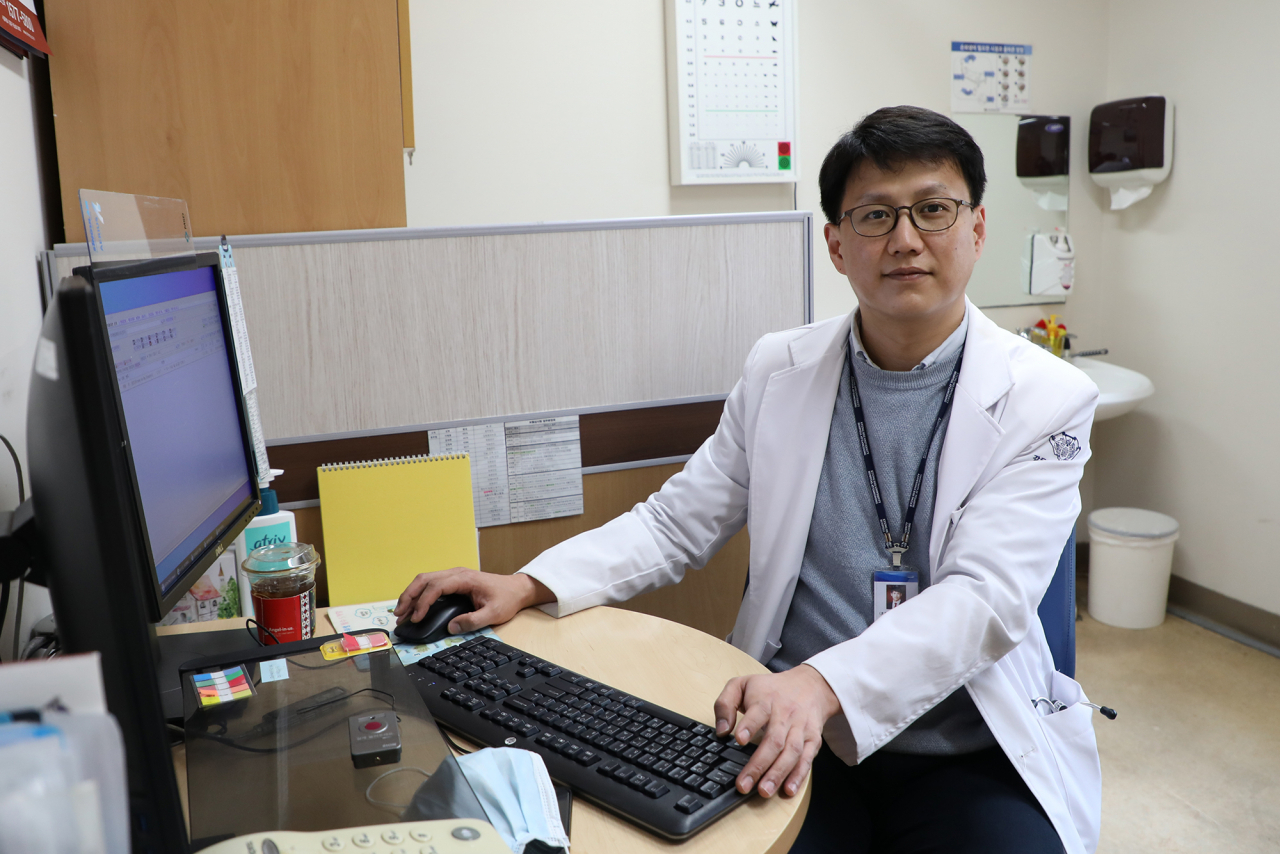환자에 따라 심장이나 폐를 눌러서 다양한 기능 이상이 나타날 수도 있습니다. 진단은 먼저 육안 진찰로 시행하며, 오목가슴이 의심되는 경우 흉부 CT를 시행하여 그 정도를 파악합니다. 폐기능 검사와 심초음파 검사를 함께 시행해 오목가슴과 동반된 심폐기능의 이상은 없는지 초기에 확인할 수 있습니다.